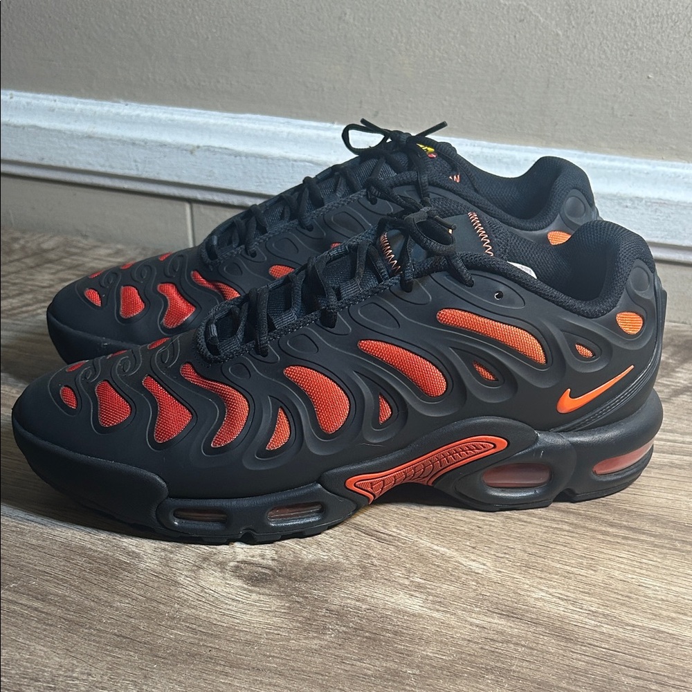 Nike Men’s Black and Orange Sneakers